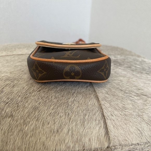 LOUIS VUITTON CANCUN POCHETTE NEW - Picture 5 of 8